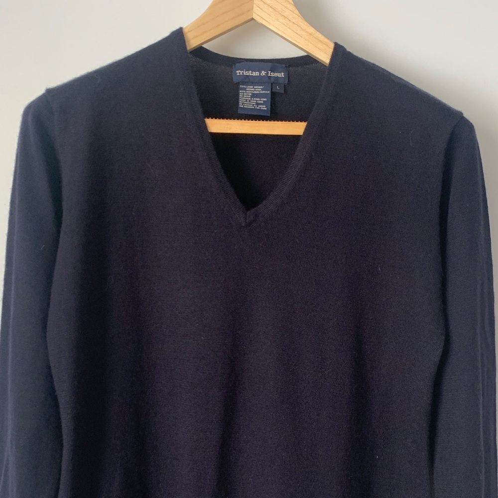 Tristan & Iseut Women's Elegant Black V-Neck Sweater